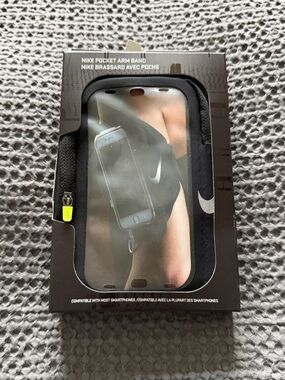 Nike Pocket Arm Band with Neon Yellow Zipper Pull - Black